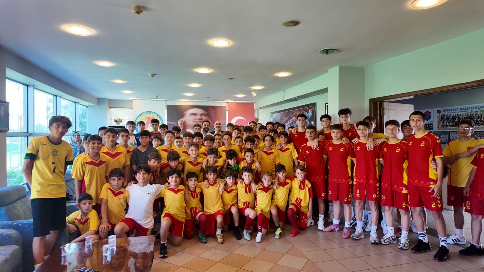 Dr. Metin Aksu, Trabzon İdmanocağı Futbol Kulübü genç sporcularıyla