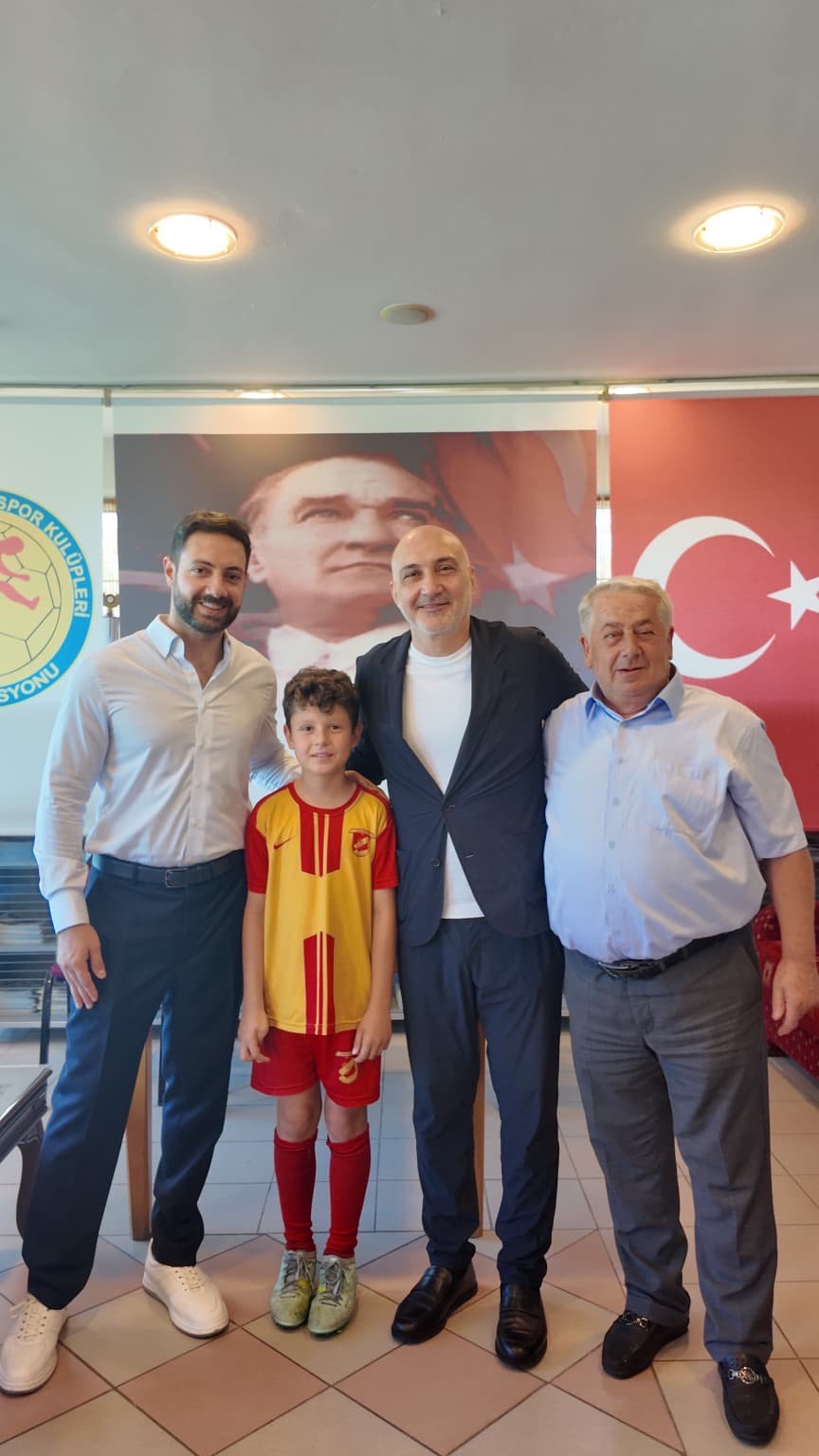 Dr. Metin Aksu, Trabzon İdmanocağı Başkanı, genç sporcusu ve yöneticisiyle